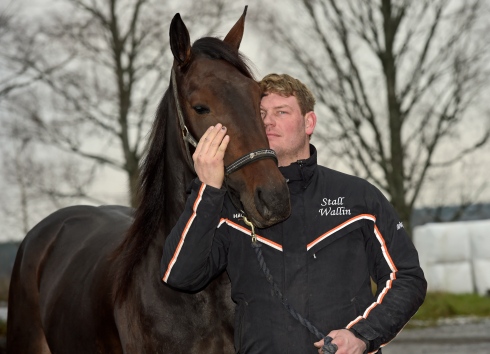 Fredrik Wallin tillsammans med Sayonara. Foto: Lars Jakobsson, TR Bild 